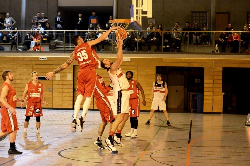 Ole Alsen (beim Wurf) & Co konnten Robin Seeberger (beim Blockversuch) zwar fünf Fouls anhängen, die Wolnzacher Überlegenheit am Brett kam aber nie zwingend zur Geltung.